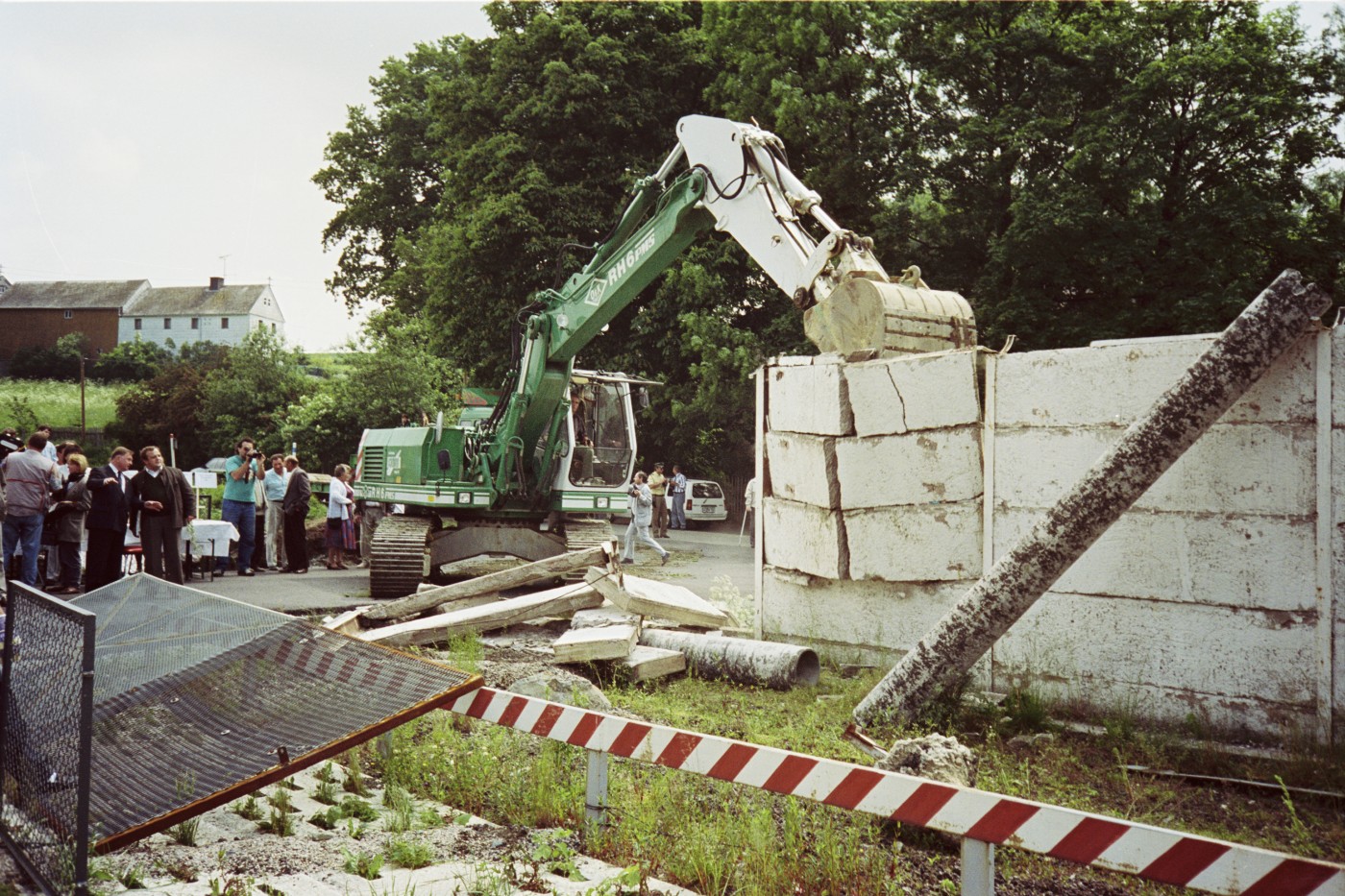 Teilabriss der Mauer anlässlich der Gedenkveranstaltung zum 17. Juni, 17. Juni 1990 Foto: Arndt Schaffner, Münchberg