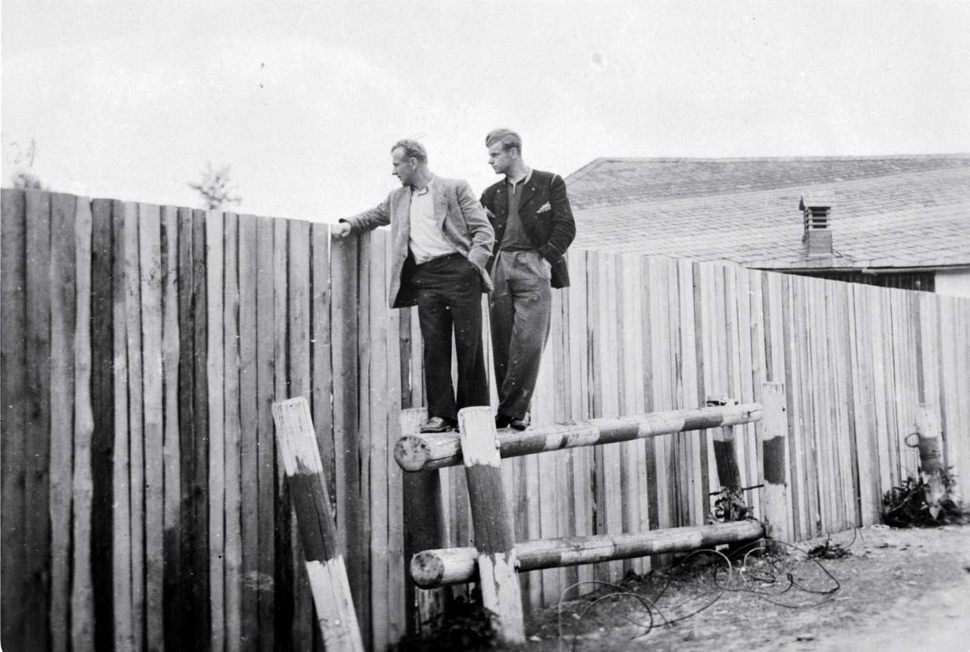 Zwei Männer am 1952 erbauten Holzbretterzaun 1952: Holzbretterzaun / Fotograf: Friedrich Marx, Hof