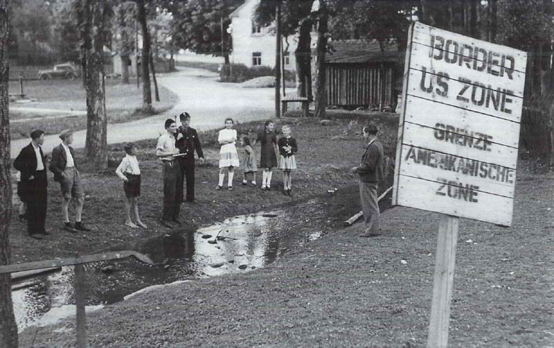 Der Tannbach als Demarkationslinie zwischen Mödlareuth-Ost in der sowjetischen und Mödlareuth-West in der amerikanischen Besatzungszone, 1948.