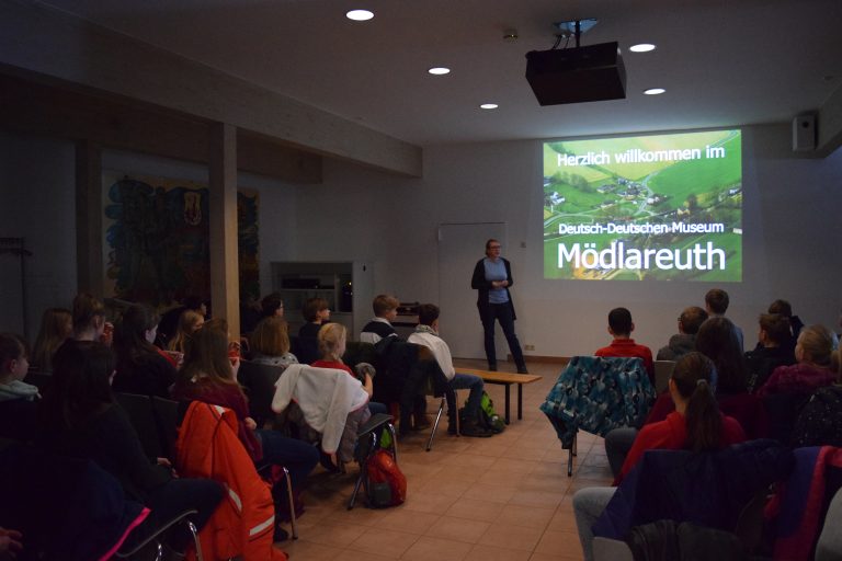 Elsterberger Oberschüler besichtigen das Deutsch-Deutsche Museum Mödlareuth