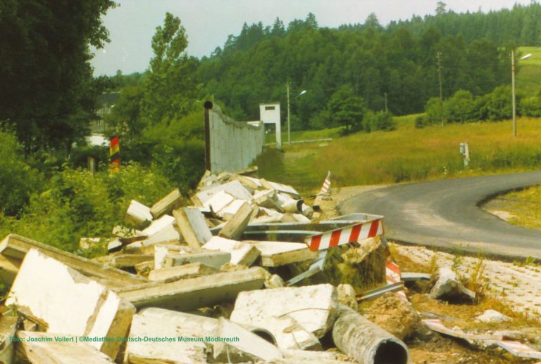 Teilabriss der Mauer am 17. Juni 1990