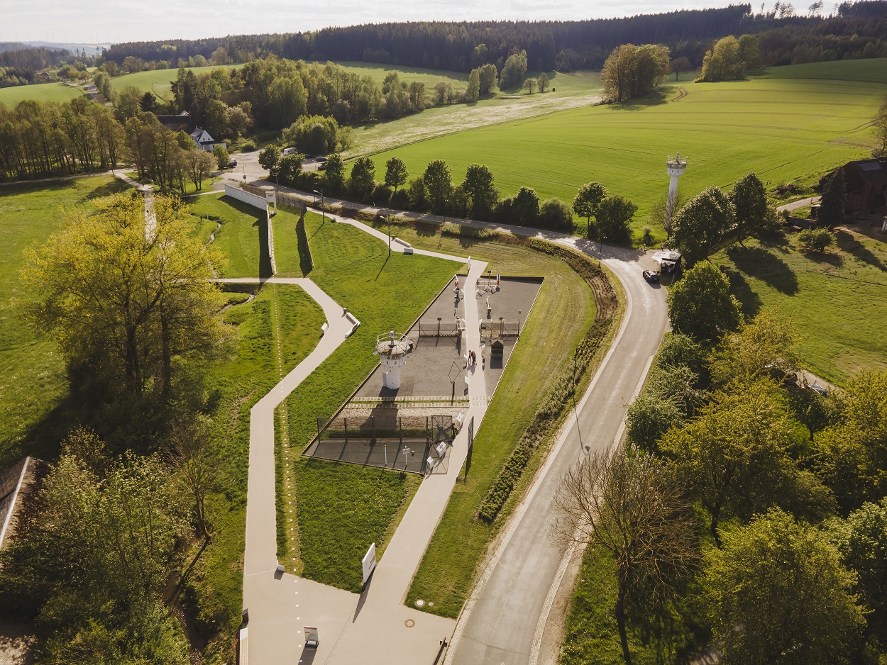 Außengelände mit original erhaltener Betonsperrmauer und Außenausstellung