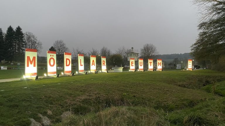 35 Jahre Mauerfall: Open-Air-Ausstellung in Mödlareuth zeigt regionale Grenzübergänge