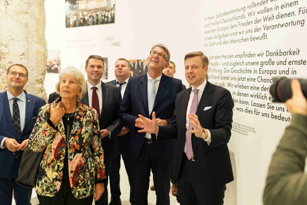 Die Ehrengäste beim Rundgang durch die neue Dauerausstellung.