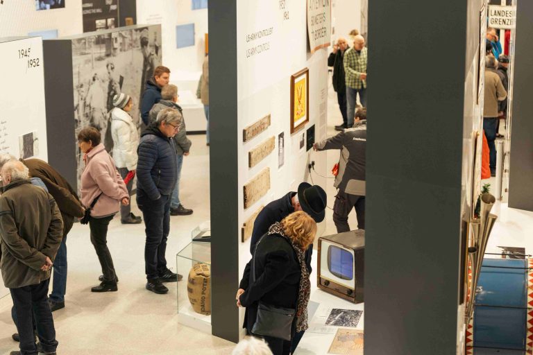 9. November 2025: Eröffnung des Erweiterungsneubaus und der neuen Dauerausstellung mit Kulturstaatsminister Weimer und Bundesministerin a. D. Bergmann-Pohl