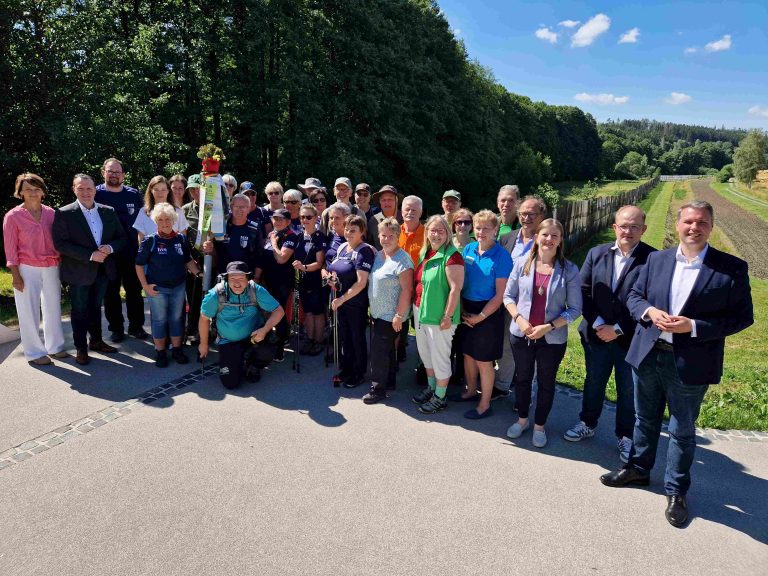 Besuch im Deutsch-Deutschen Museum: Wimpel-Wanderung des Deutschen Wandertages erreicht Mödlareuth 
