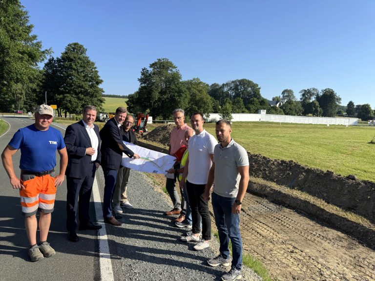 Baubeginn: Neuer Gehweg entlang der Kreisstraße in Mödlareuth